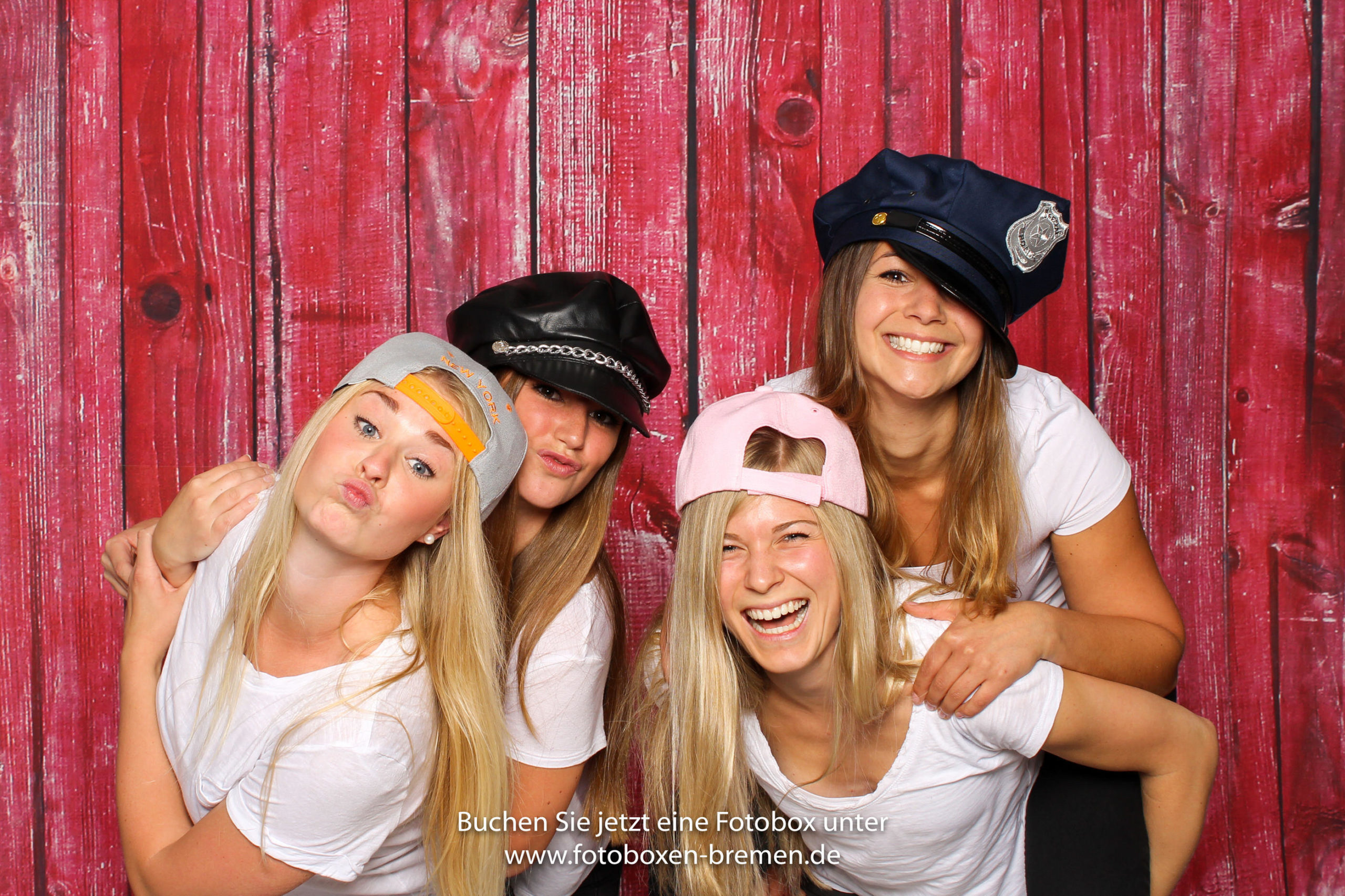 4 Mädchen mit Mützen vor der Fotobox