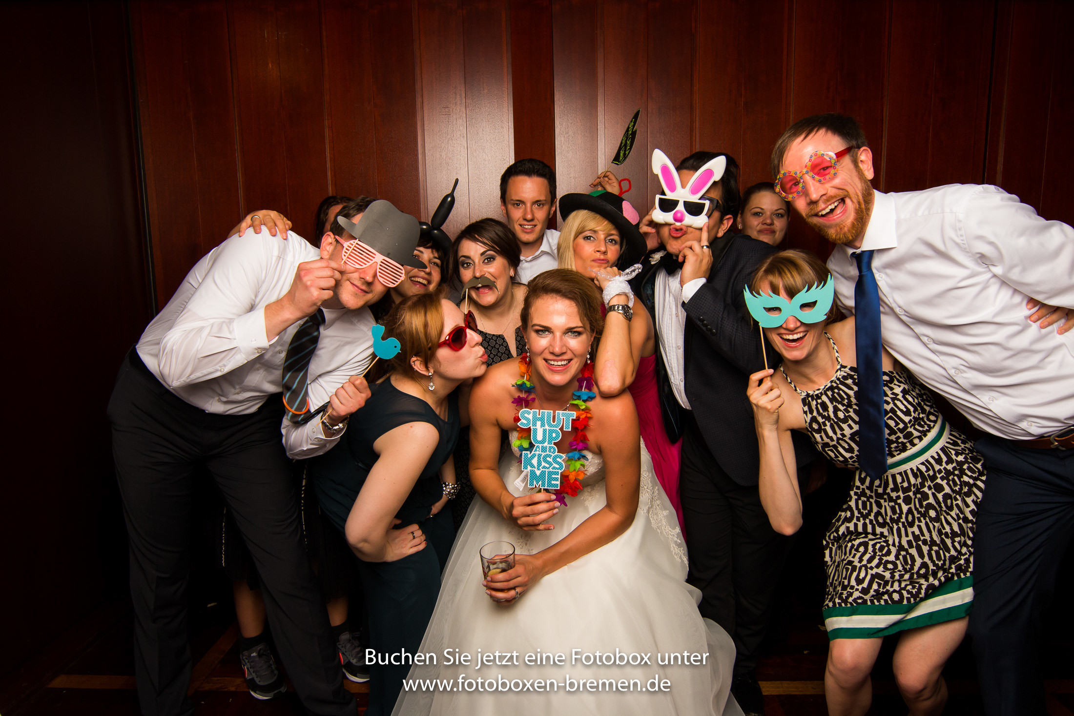 12 Personen auf einer Hochzeit vor der Fotobox
